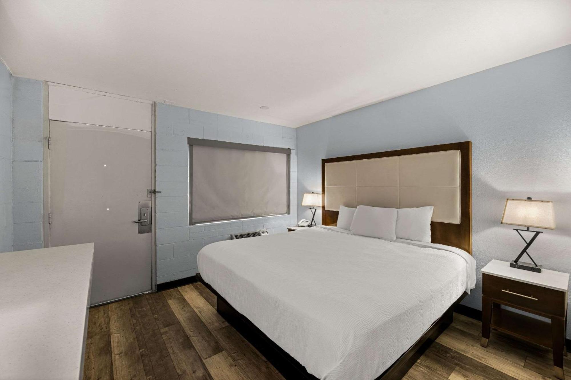 Rodeway Inn Мидленд Экстерьер фото